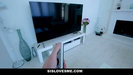 Кудрявая краля объездила фаллос балдеющего геймера