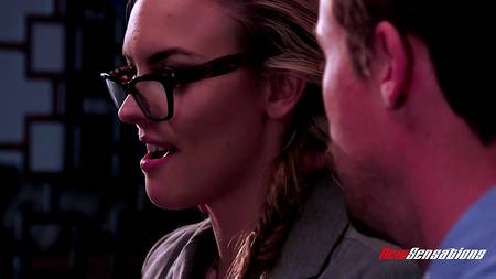 Начальник наслаждается волосатой пиздой роскошной секретарши