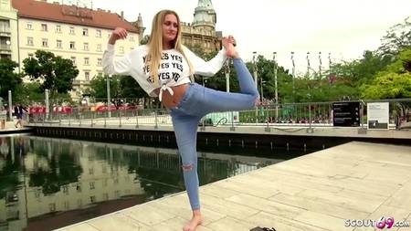 Пикапер раскрутил стройную телку на жаркий секс у себя дома