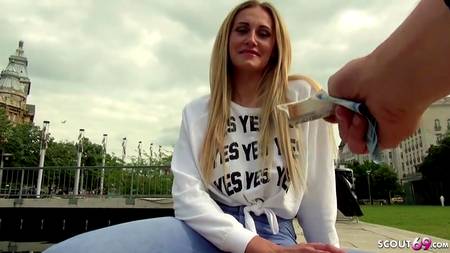 Пикапер раскрутил стройную телку на жаркий секс у себя дома