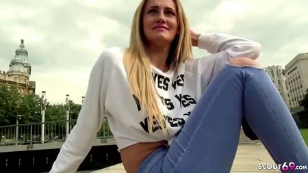 Пикапер раскрутил стройную телку на жаркий секс у себя дома