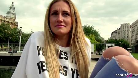 Пикапер раскрутил стройную телку на жаркий секс у себя дома