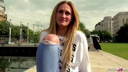 Пикапер раскрутил стройную телку на жаркий секс у себя дома