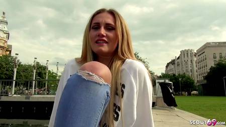 Пикапер раскрутил стройную телку на жаркий секс у себя дома