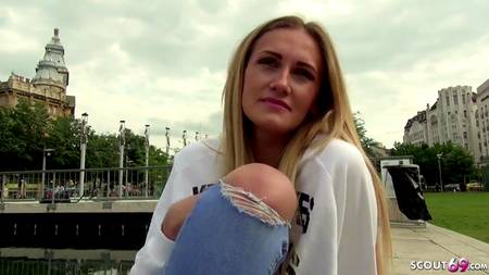 Пикапер раскрутил стройную телку на жаркий секс у себя дома