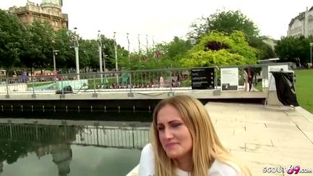 Пикапер раскрутил стройную телку на жаркий секс у себя дома