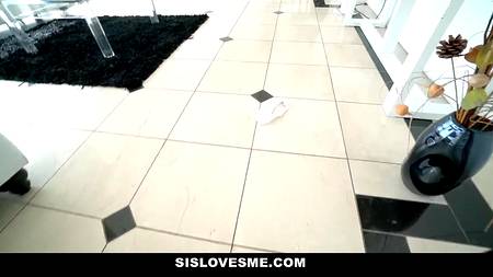 Стройная краля отдалась на кухне от первого лица ненасытному бойфренду