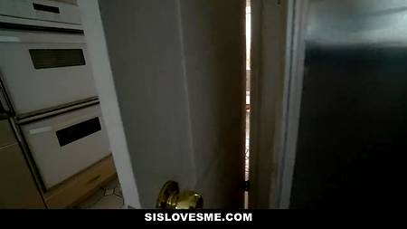 Стройная краля отдалась на кухне от первого лица ненасытному бойфренду