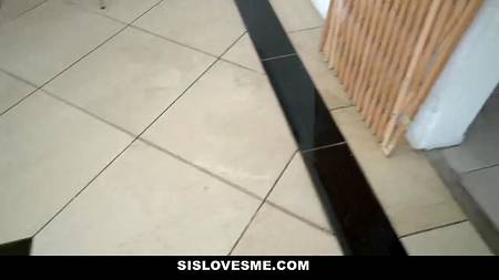 Стройная краля отдалась на кухне от первого лица ненасытному бойфренду