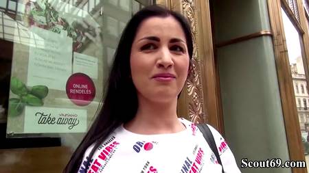 Грудастая брюнетка проходит кастинг в студии пошлого порно агента