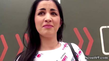 Грудастая брюнетка проходит кастинг в студии пошлого порно агента