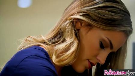 Лесбийские шалости двух красавиц окончились судорожным оргазмом