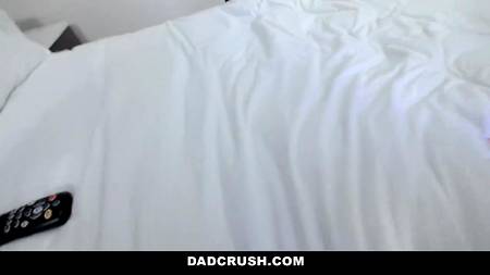 Отымел после учебы молодую студентку и мощно кончил ей в ротик