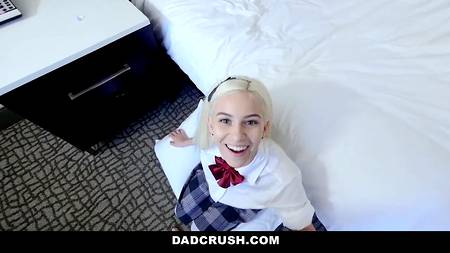 Отымел после учебы молодую студентку и мощно кончил ей в ротик