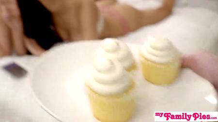 Молодой чувак оприходовал двух сестричек большим хуем