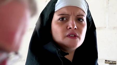 Старый дед ебет длинным хуем похотливую монахиню в рясе