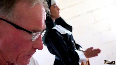 Старый дед ебет длинным хуем похотливую монахиню в рясе