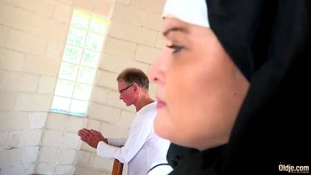 Старый дед ебет длинным хуем похотливую монахиню в рясе