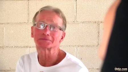 Старый дед ебет длинным хуем похотливую монахиню в рясе