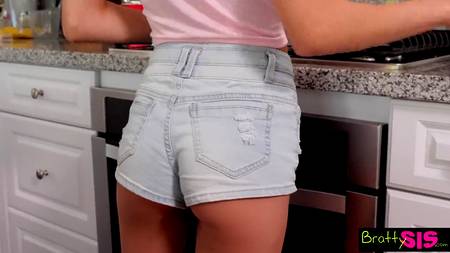 Худенькая блонда жадно высасывает сперму из пульсирующего фаллоса