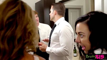 Страстно отодрал девиц на глазах мастурбирующего парня