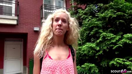 Снял на камеру как трахнул за деньги худенькую блондинку