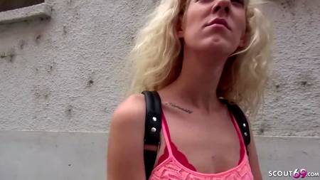 Снял на камеру как трахнул за деньги худенькую блондинку