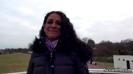 Пикапер присунул в очко кучерявой девице с пирсингом на пизде