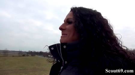 Пикапер присунул в очко кучерявой девице с пирсингом на пизде