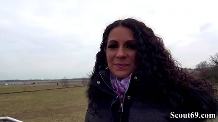 Пикапер присунул в очко кучерявой девице с пирсингом на пизде