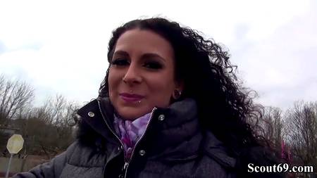 Пикапер присунул в очко кучерявой девице с пирсингом на пизде