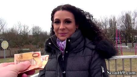 Пикапер присунул в очко кучерявой девице с пирсингом на пизде