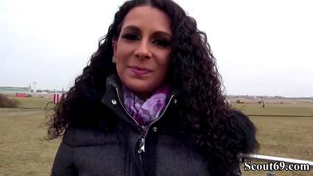 Пикапер присунул в очко кучерявой девице с пирсингом на пизде