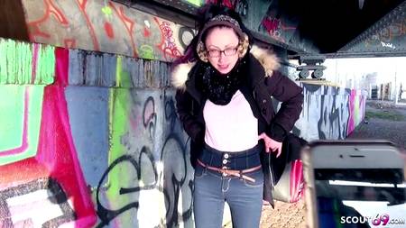 Похотливая нимфа отдалась за деньги ненасытному пикаперу