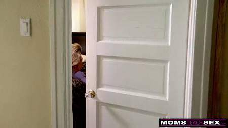 Оттраханная от первого лица блондинка дала кончить на большие сиськи