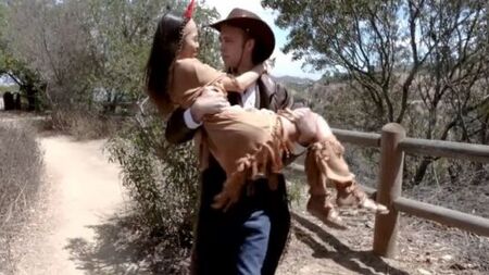 Удовлетворенный ковбой обкончал лицо миниатюрной азиатке