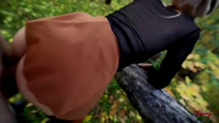 Красивый секс на улице в парке с очаровательной блондинкой