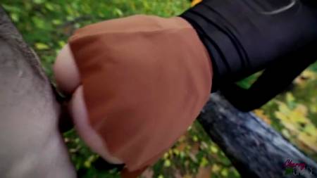 Красивый секс на улице в парке с очаровательной блондинкой