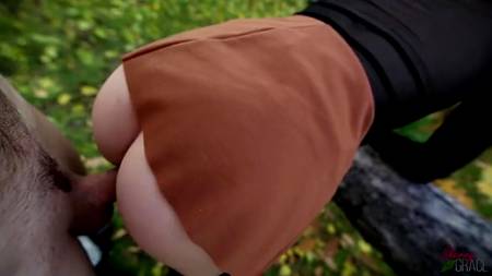 Красивый секс на улице в парке с очаровательной блондинкой