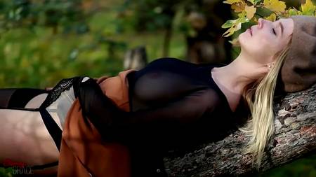 Красивый секс на улице в парке с очаровательной блондинкой