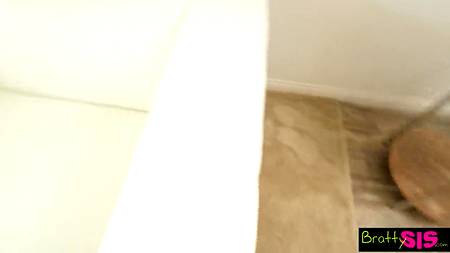 Вынул из влагалища член и мощно кончил на лицо молодой красавицы