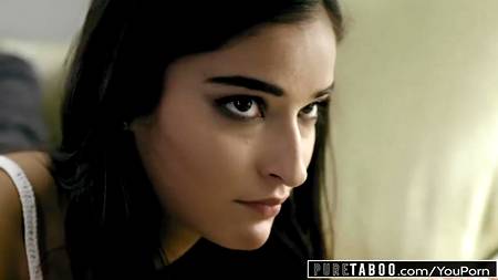 Старый мужик жестко трахает молодую девушку с шикарным телом