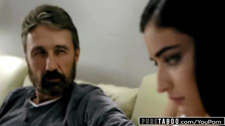 Старый мужик жестко трахает молодую девушку с шикарным телом