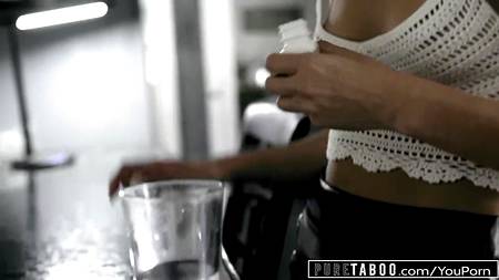 Старый мужик жестко трахает молодую девушку с шикарным телом