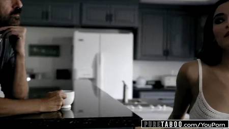 Старый мужик жестко трахает молодую девушку с шикарным телом