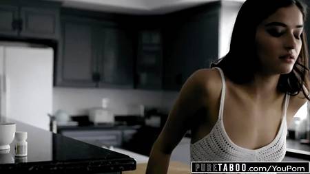 Старый мужик жестко трахает молодую девушку с шикарным телом