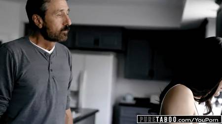 Старый мужик жестко трахает молодую девушку с шикарным телом