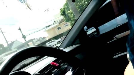 Водила оприходовал в машине неугомонную красавицу