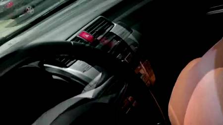 Водила оприходовал в машине неугомонную красавицу