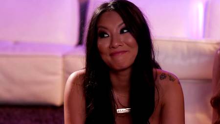 Шикарные девицы наслаждаются дома вибрирующими самотыками